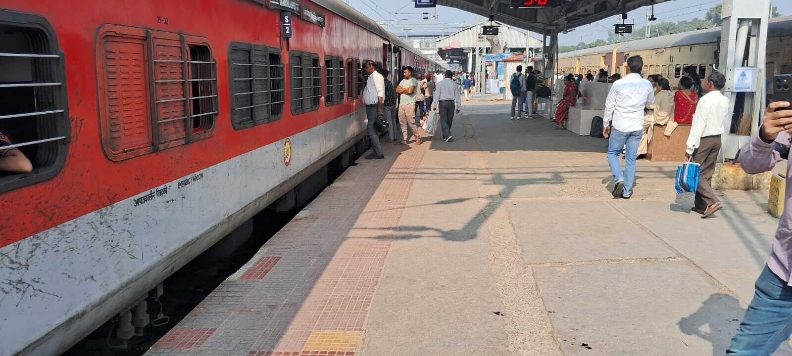 जमालपुर स्टेशन के प्लेटफॉर्म पर ट्रेन से दूरी निर्धारित करने को लेकर नहीं है कोई व्यवस्था