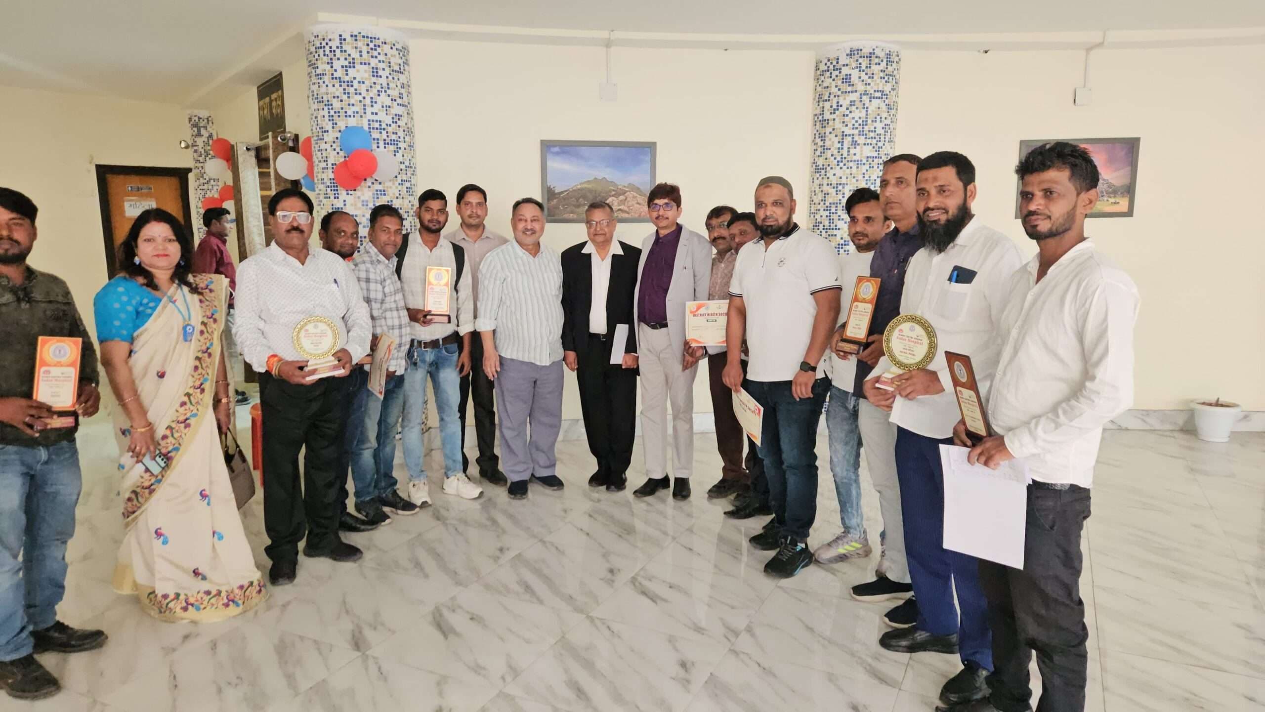 Giridih News: रक्तदाताओं को उपायुक्त ने किया सम्मानित