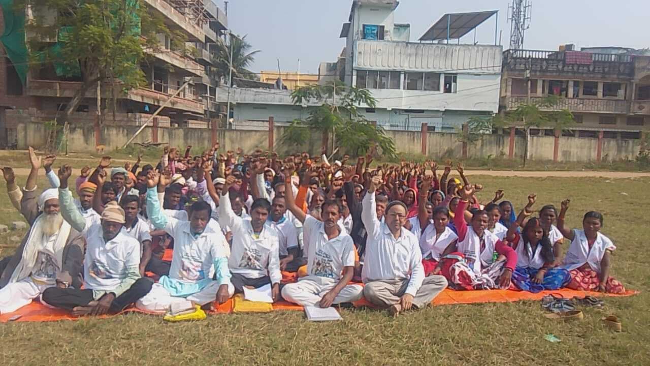 Giridih News: मांगों को ले किजपा ने दिया धरना