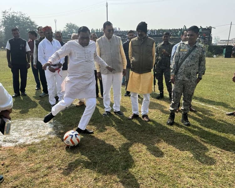 Giridih News: बिरनी में विधायक ने किया सांसद खेल महोत्सव का उद्घाटन