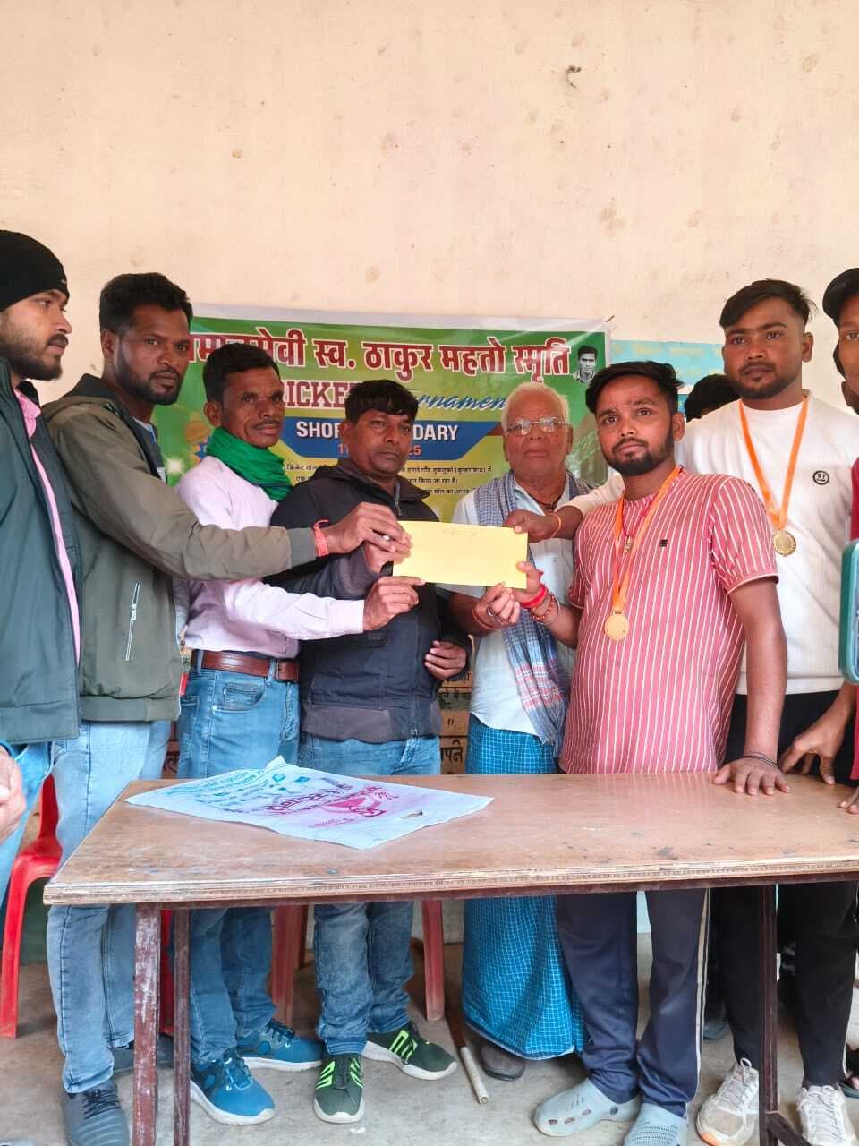 Giridih News: क्रिकेट टूर्नामेंट में निमाटोगरी की टीम बनी विजेता