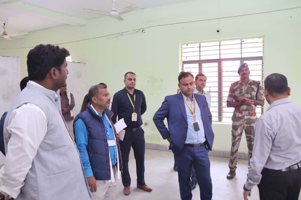 डीएम ने किया वज्रगृह का निरीक्षण, अभ्यर्थियों के प्रतिनिधि रहे मौजूद