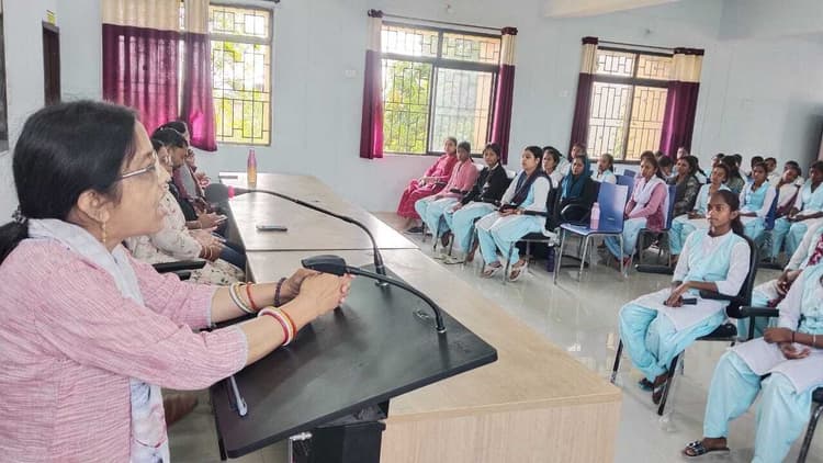 Seraikela Kharsawan News : शिक्षा का उद्देश्य सिर्फ नौकरी नहीं अपने अंदर संवेदना लाना है : डॉ देई
