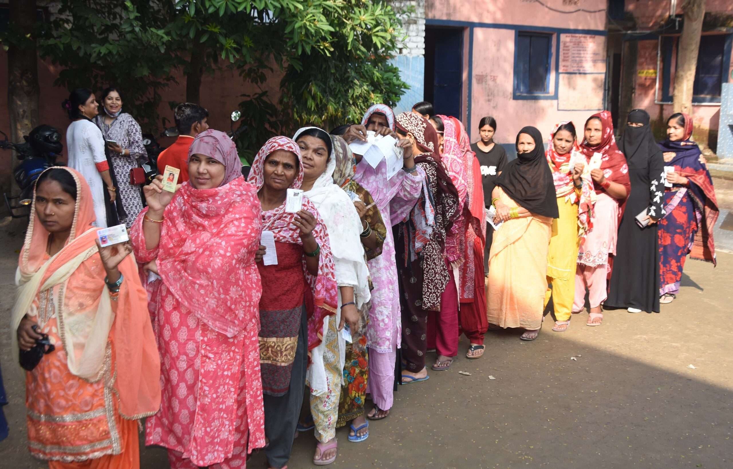 वोटिंग में पुरुष को पीछे छोड़ महिला मतदाता निकल गयीं आगे