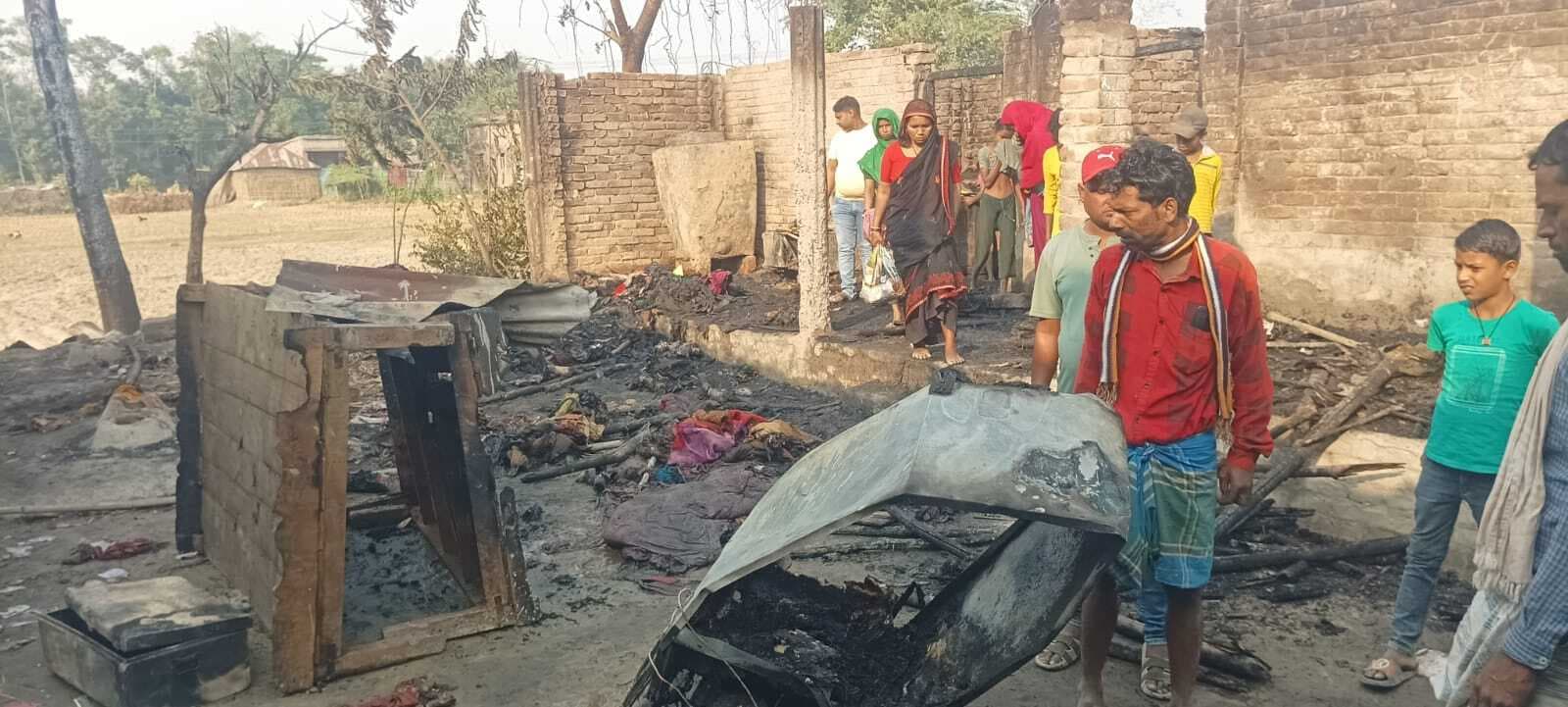 पोठिया रामपुर पंचायत में आग लगने से दो घर जले, महिला घायल