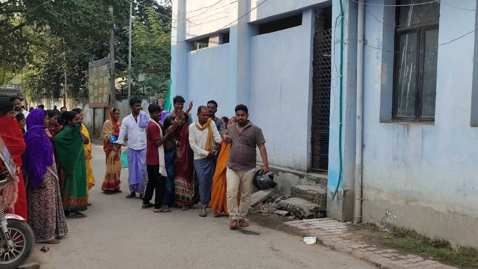 hajipur news. राहगीर को बचाने में अनियंत्रित होकर बाइक से गिरे तीन भाई, एक की मौत