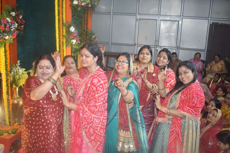 Dhanbad News : मंगसीर नवमी पर 201 महिलाओं ने किया मंगलपाठ