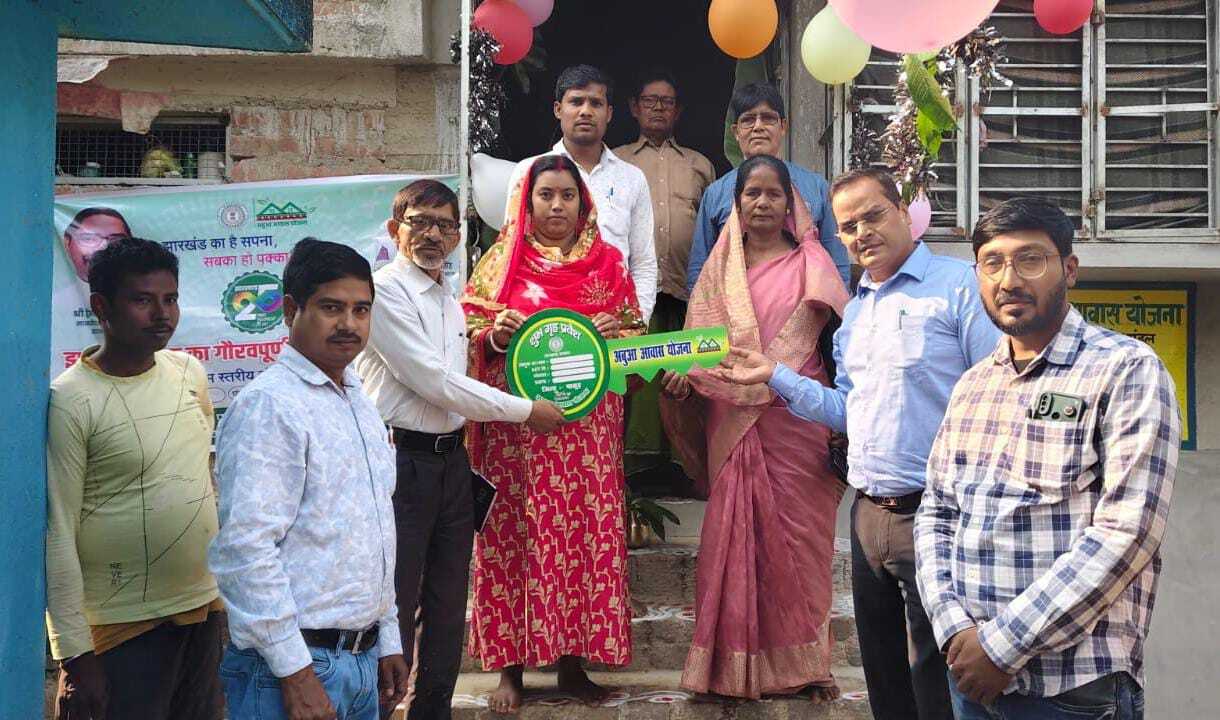 अबुआ आवास के लाभुकों को कराया गृह प्रवेश