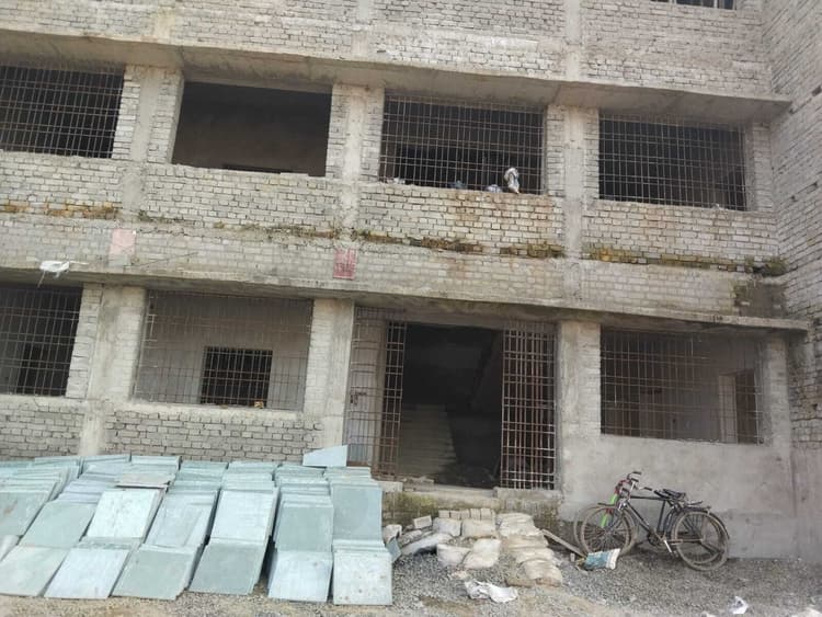 उच्चतर विद्यालय भवन बना विवादों का केंद्र, निर्माण में घटिया सामग्री के उपयोग का आरोप