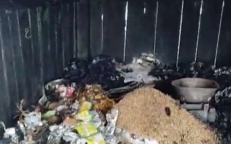 Motihari: किराना दुकान में आग लगने से दो लाख का सामान जलकर राख