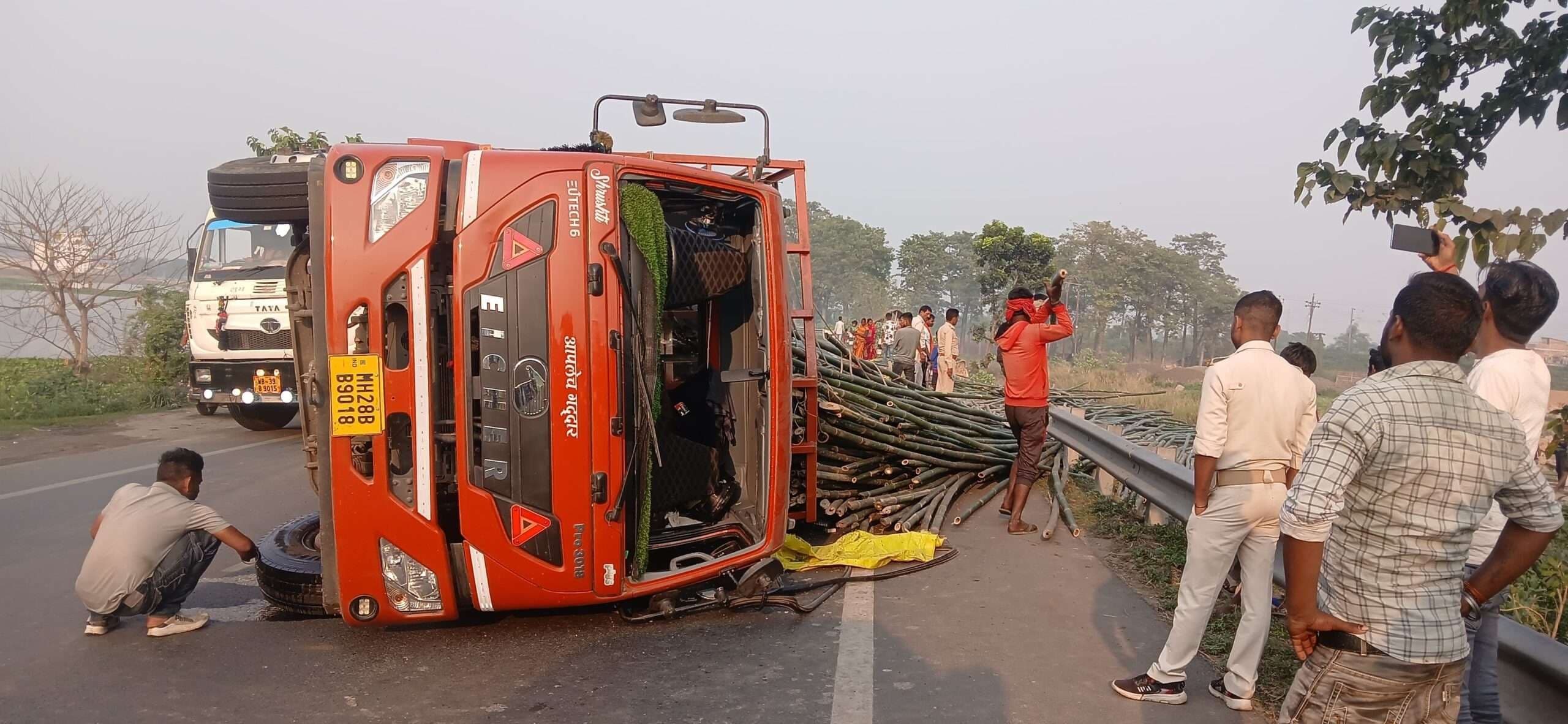 कुरसेला के गिट्टी प्लांट के पास ट्रकों में टक्कर, एक ट्रक पलटा, हताहत नहीं