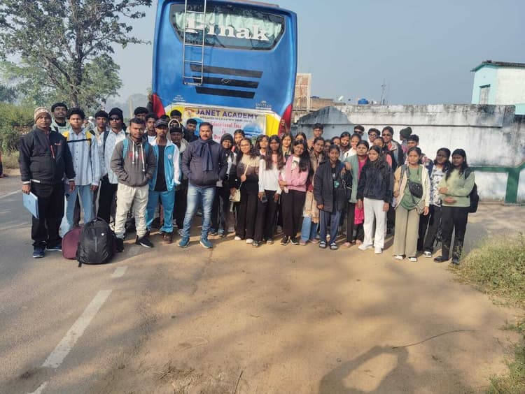 छात्रों का दल शैक्षणिक भ्रमण पर दार्जिलिंग के लिए रवाना