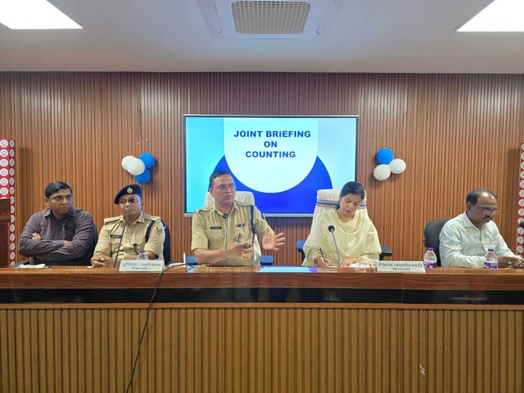 hajipur news. सभी पदाधिकारी व कर्मी पूरी ईमानदारी से करें मतगणना : डीएम