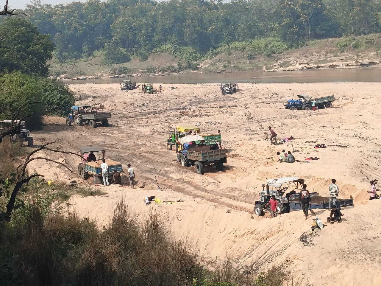 ओके ::: दिन के उजाले में हो रहा है नदियों से बालू का अवैध उठाव