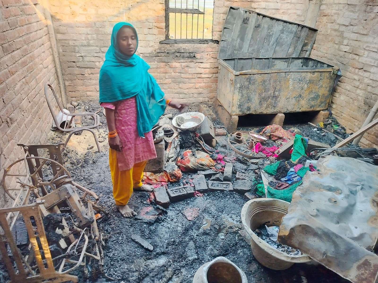 आग लगने से चार घर जले, छह लाख की क्षति