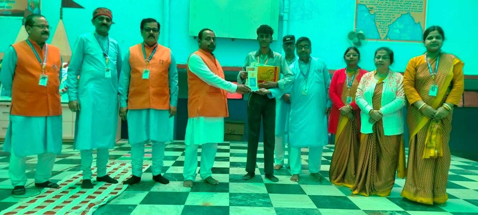 Dhanbad News : एसवीएम सिनीडीह के छात्र को मूर्तिकला में देश में पहला स्थान
