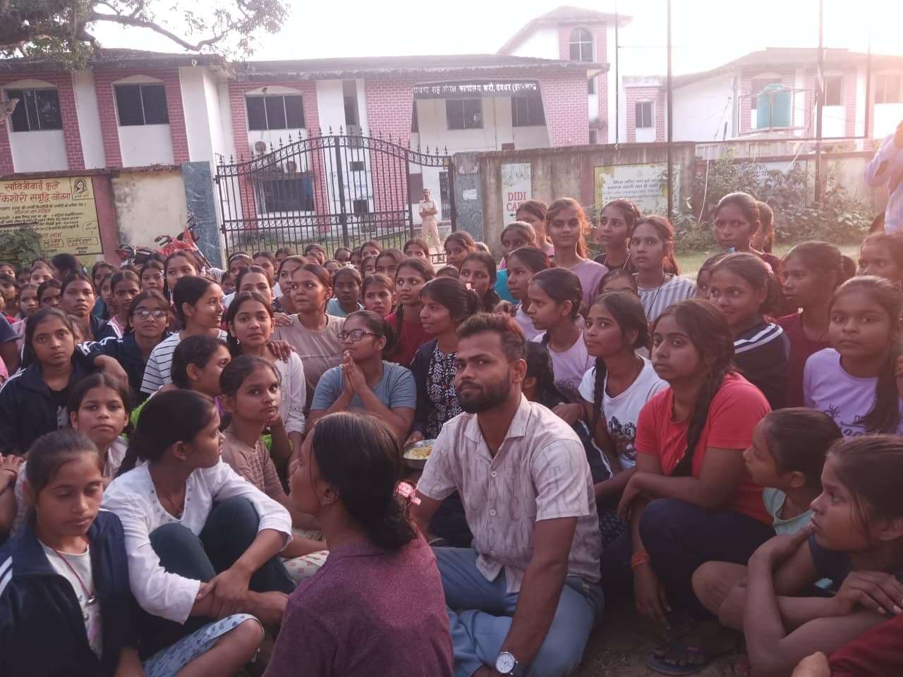 कुव्यवस्था के खिलाफ कस्तूरबा विद्यालय की छात्राओं ने ब्लॉक का किया घेराव