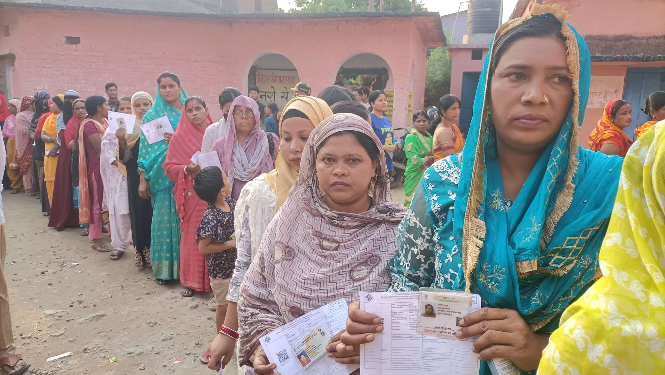 पुरुषों की तुलना में आधी आबादी ने बढ़-चढ़ कर किया मतदान