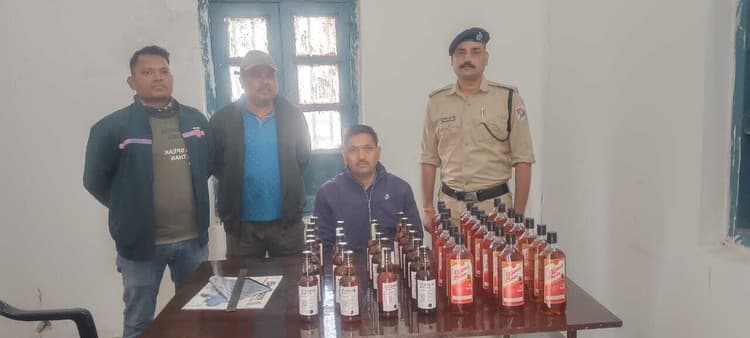 Giridih News: इंटरसिटी एक्सप्रेस से 44 बोतल जब्त अंग्रेजी शराब