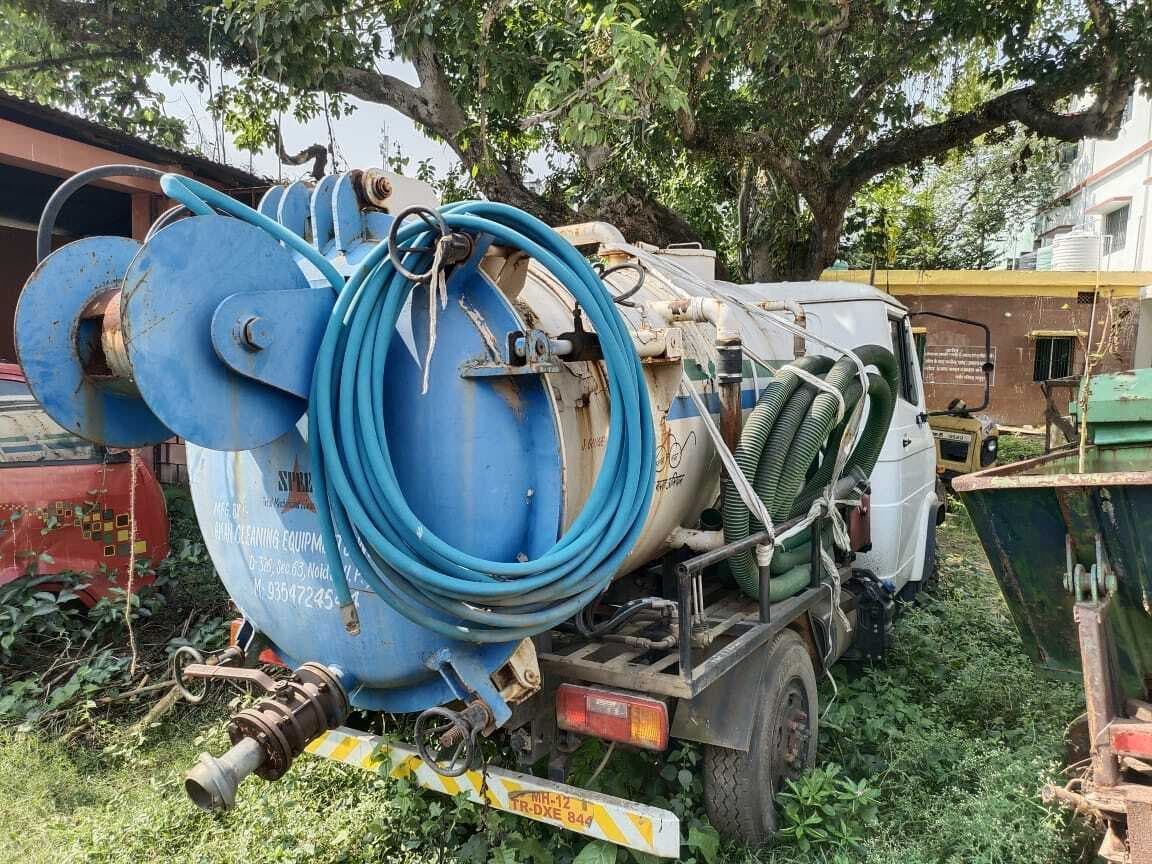 रख रखाव के अभाव में करोड़ों की मशीनें बन रही कबाड़