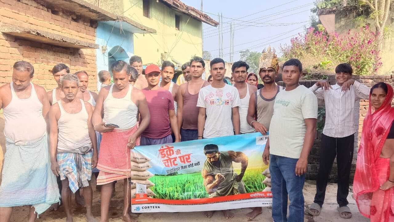 किसानों के बीच फसल कटाई दिवस का हुआ आयोजन