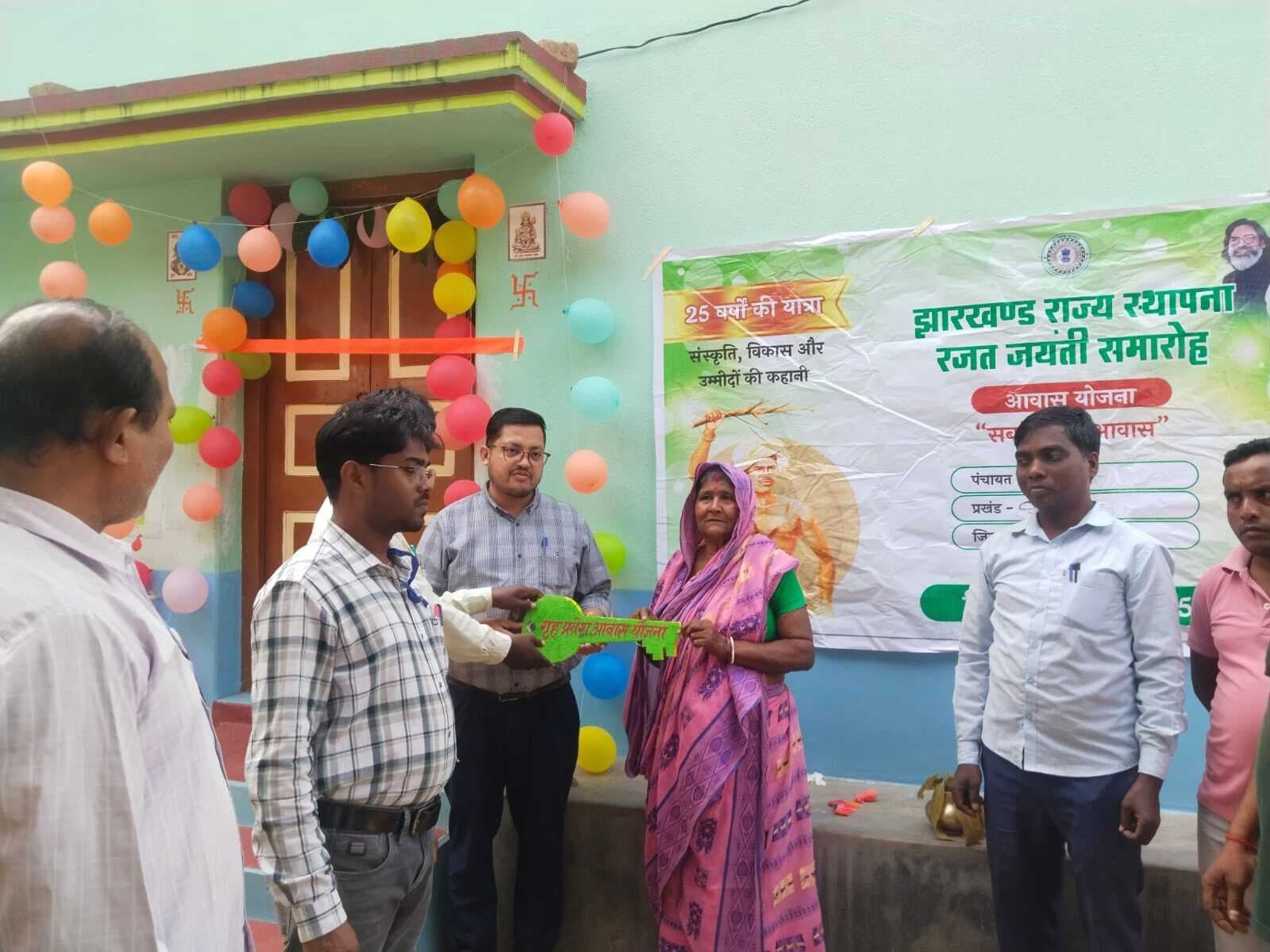 बीडीओ ने लाभुकों को आवास में कराया गृह प्रवेश