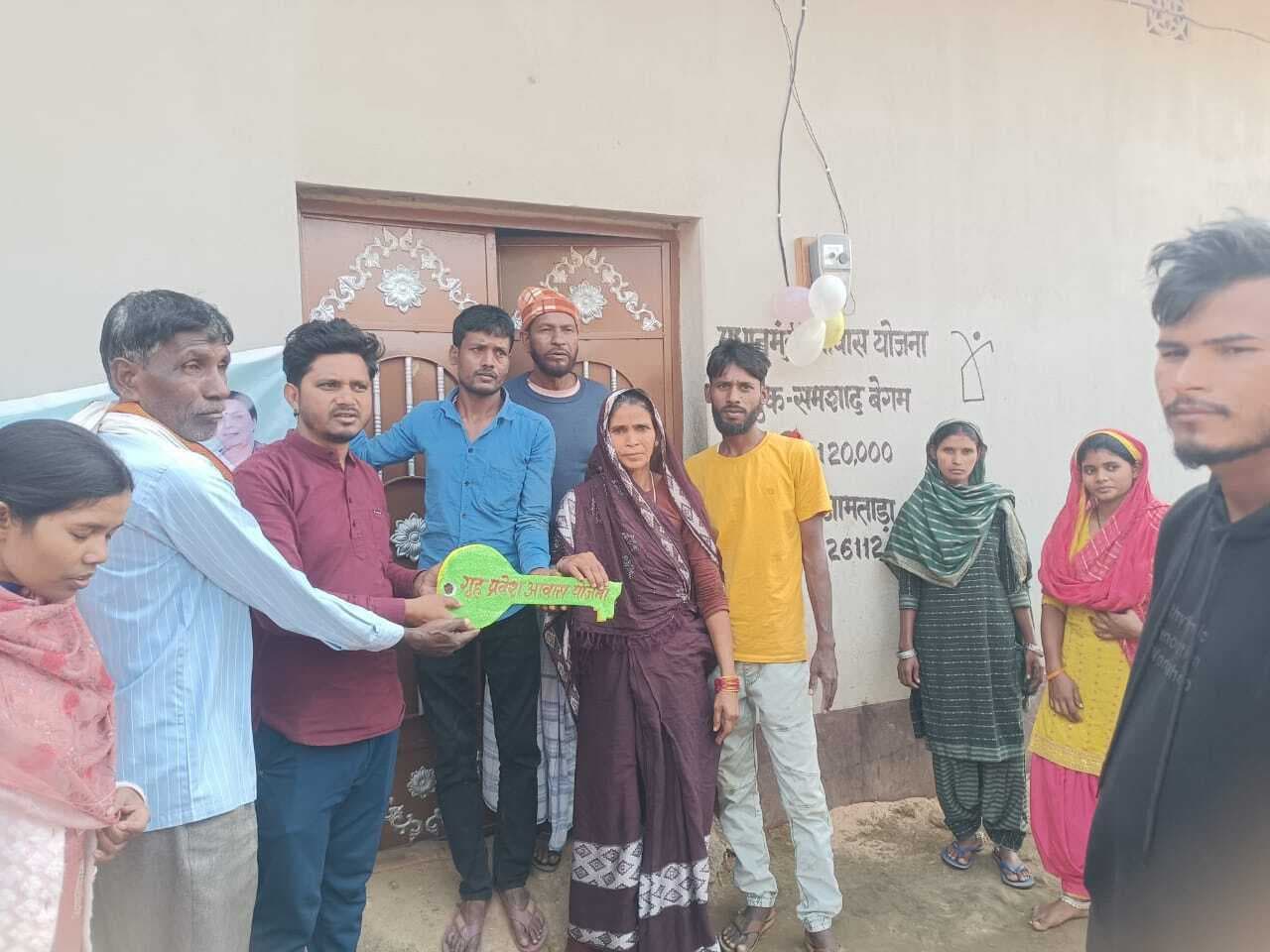 करमाटांड़ में अबुआ आवास में कराया गया गृह प्रवेश