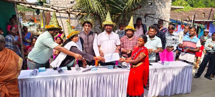 Seraikela Kharsawan News : लाभुकों को मिला नया घर, चाबियां सौंपी