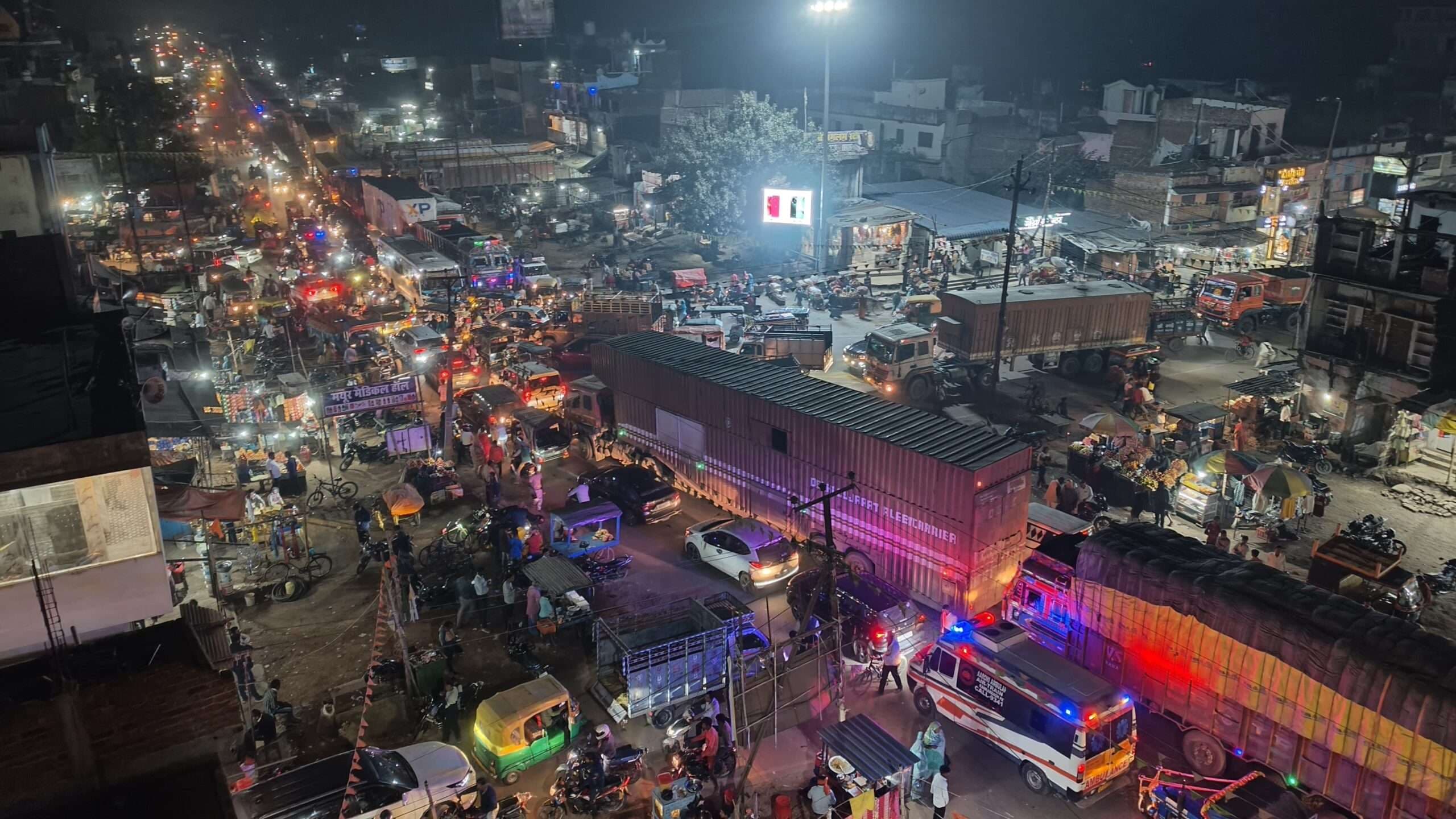 अवैध पार्किंग व अतिक्रमण से सिमराही बाजार में रोज लगता है जाम