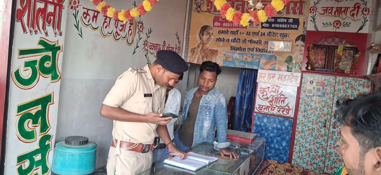 तीन आभूषण दुकानों से 25 लाख के जेवर चोरी