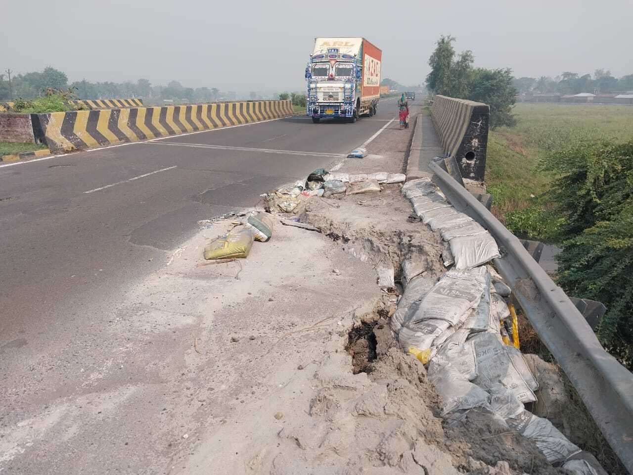 एनएच किनारे रेनकट से हादसे की बनी आशंका