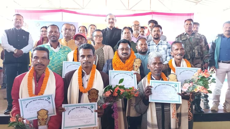 तोरपा में सम्मानित किये गये झारखंड आंदोलनकारी