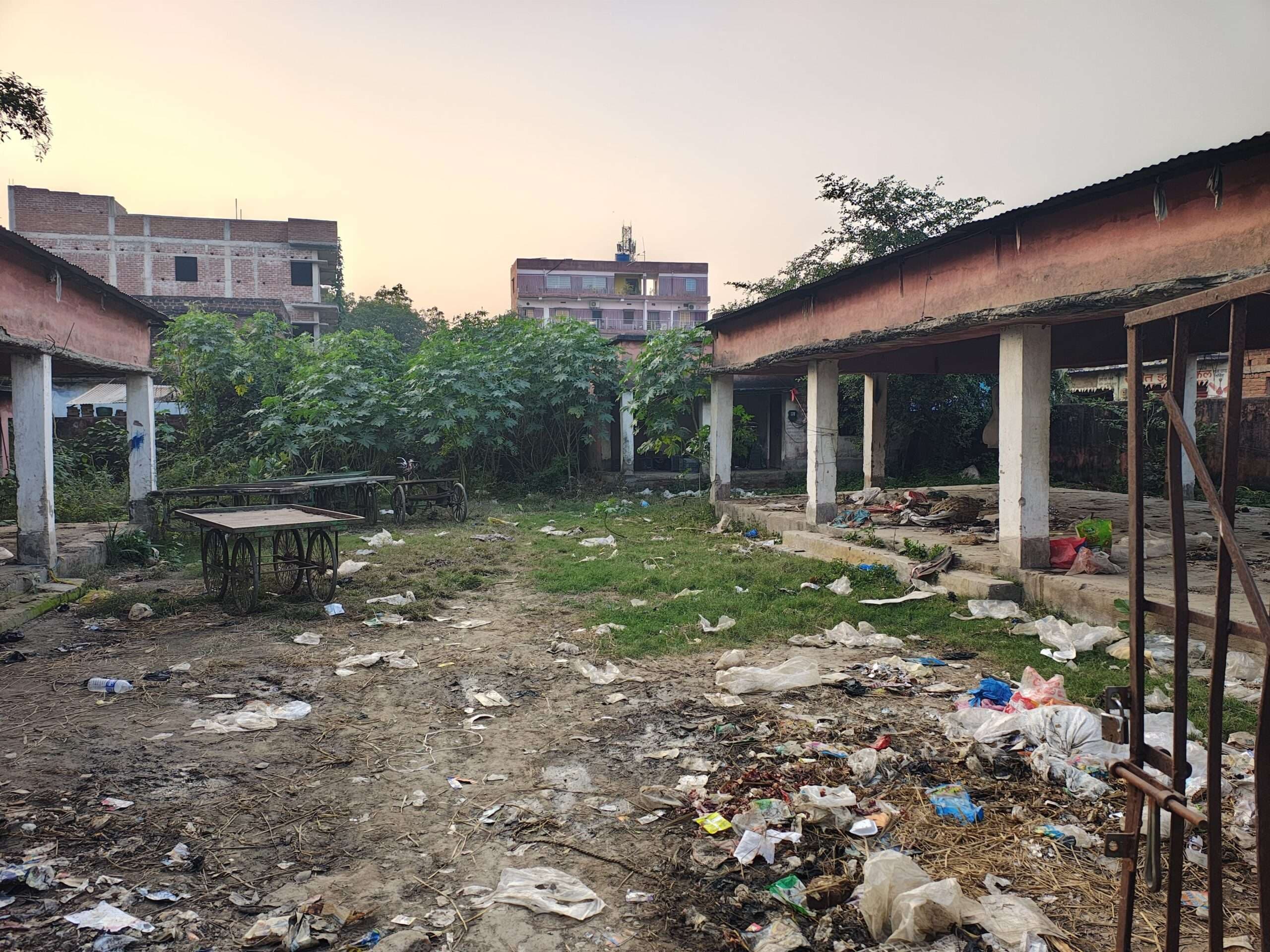 फुटपाथ पर गहराया अतिक्रमण का संकट,राहगीरों को सड़क पर चलना हुआ मुश्किल