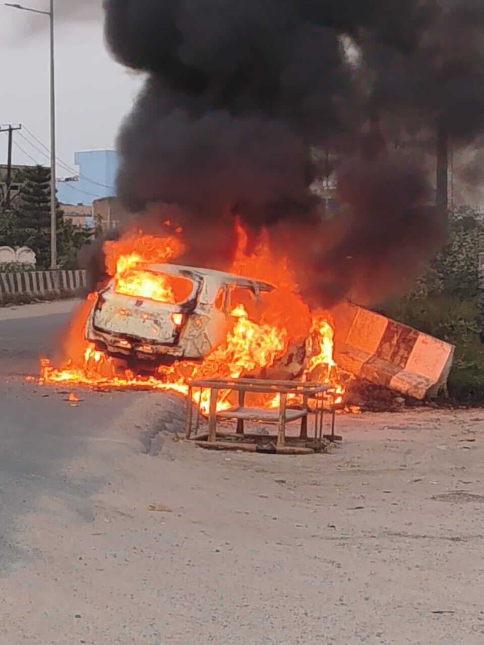 hajipur news. कार में अचानक लगी आग, चालक ने कूदकर बचायी जान