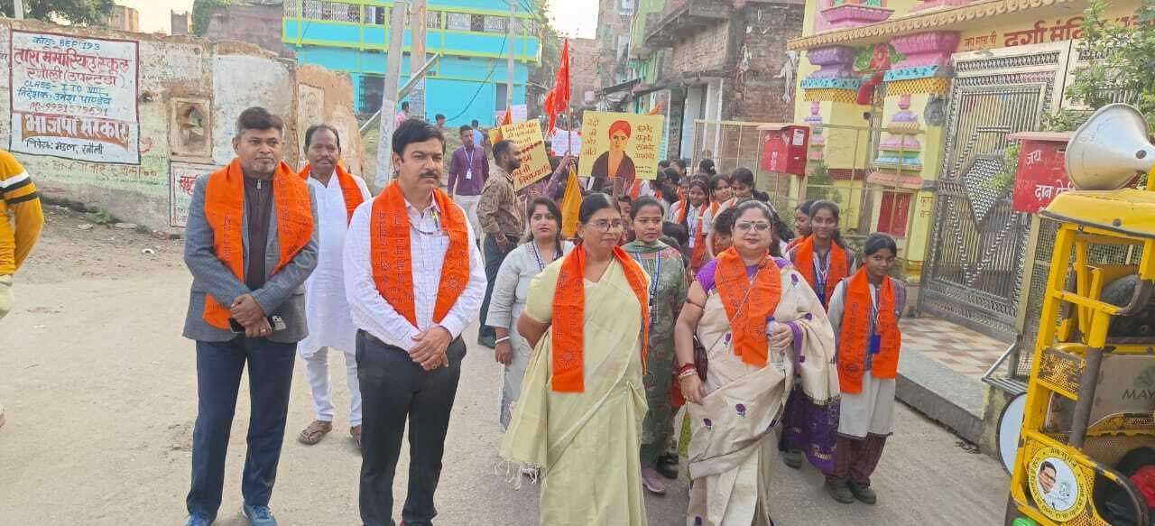 शोभायात्रा में डीएवी के बच्चों ने निकाली झांकी