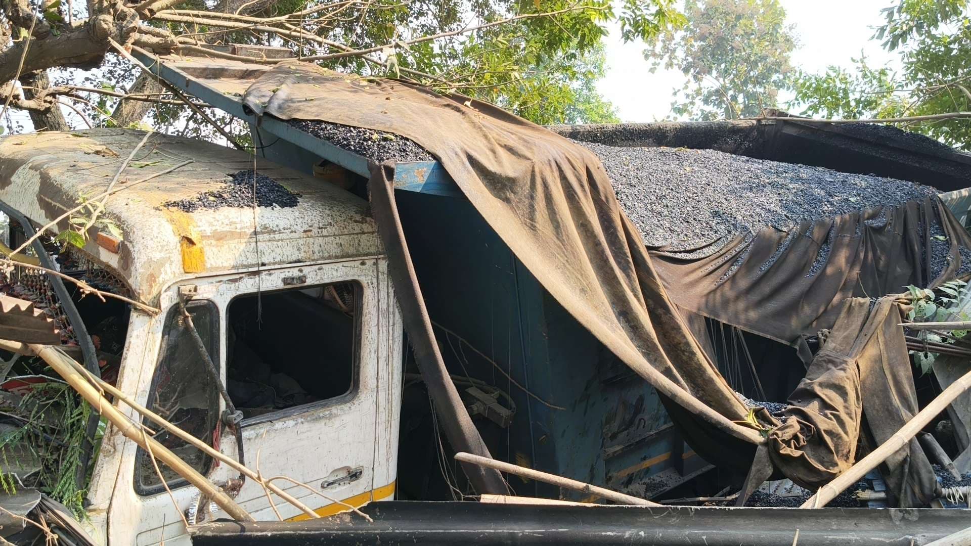 गढ़बनैली में घर में घुसा तेज रफ्तार हाइवा, बाल बाल बचे लोग