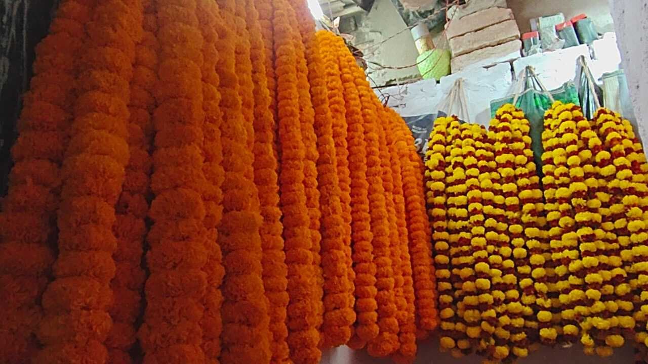 जीत से पहले जश्न की तैयारी, फूल व मिठाई की जमकर हुई बुकिंग