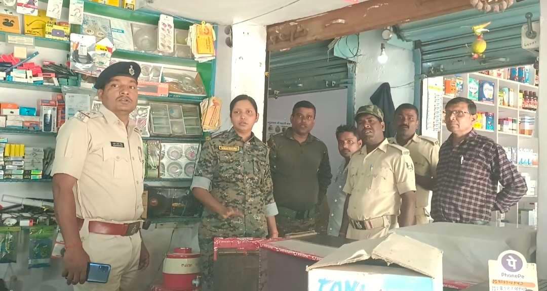 मोबाइल दुकान में देर रात्रि चोरों ने वेंटिलेटर तोड़ चोरी की घटना को दिया अंजाम