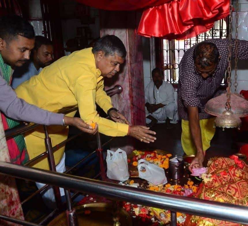 प्रत्याशियों ने मंदिरों में मत्था टेका मस्जिदों में मांगी जीत की दुआएं