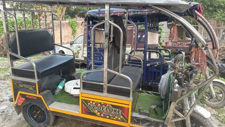 लूटी ई-रिक्शा पुलिस ने की बरामद, दो गिरफ्तार