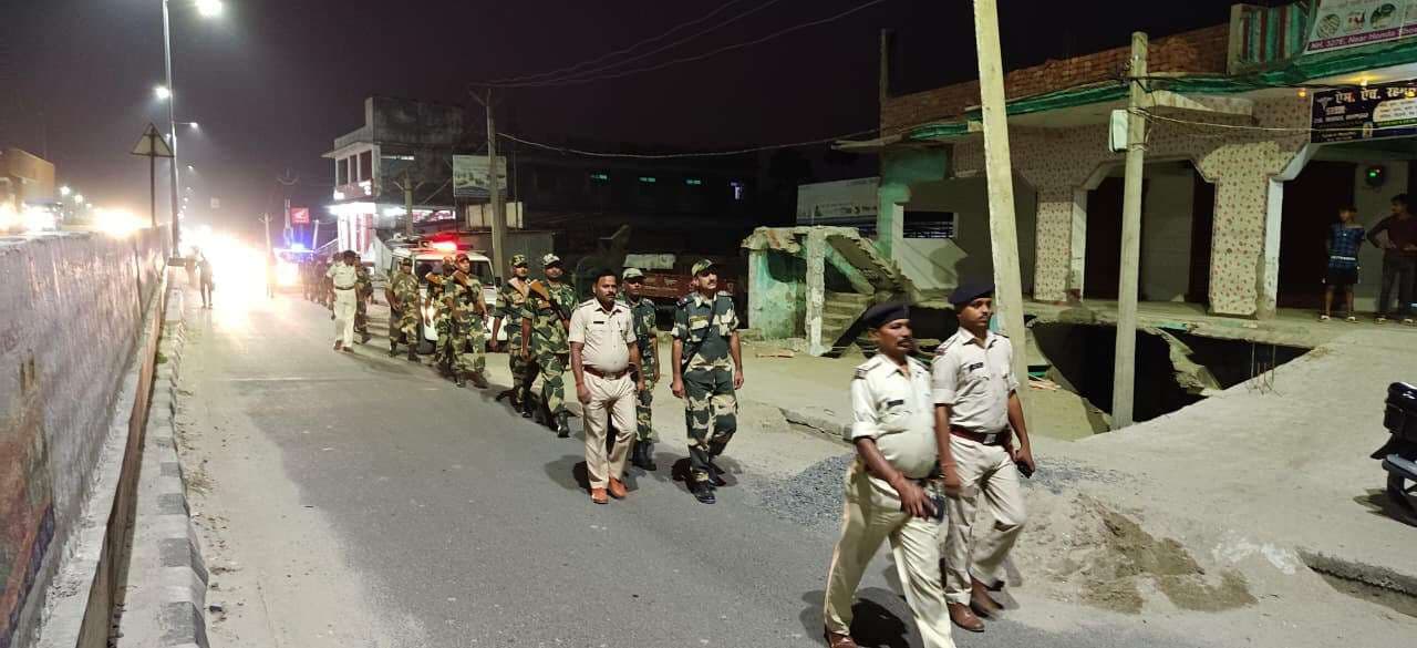 सुरक्षा व्यवस्था को लेकर पुलिस ने किया फ्लैग मार्च