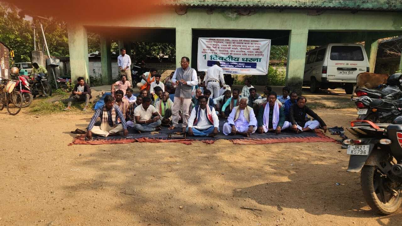 मांझी परगना सरदार महासभा ने फतेहपुर में दिया धरना