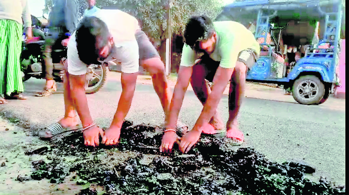 सड़क निर्माण का कार्य किया गया स्थगित डीएम एस पोन्नमबलम ने कहा होगी जांच