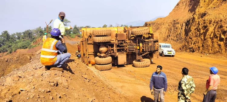Chaibasa News : सेल खदान में टैंकर पलटा, ऑपरेटर गंभीर