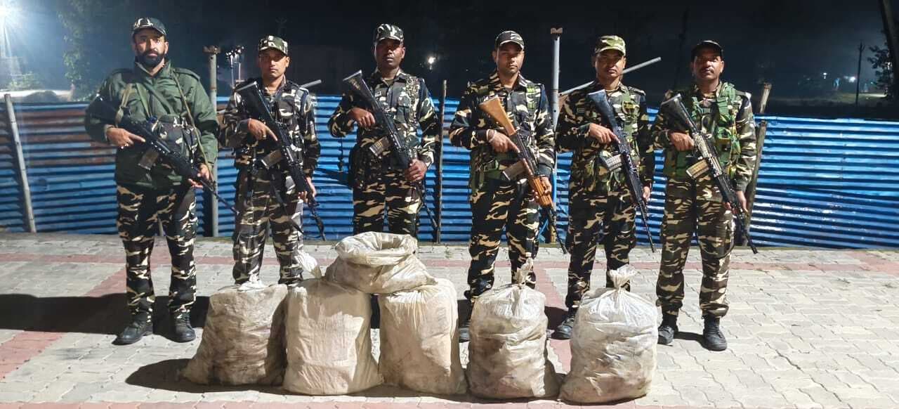 एसएसबी ने किया 480 बोतल नेपाली शराब और नाव जब्त