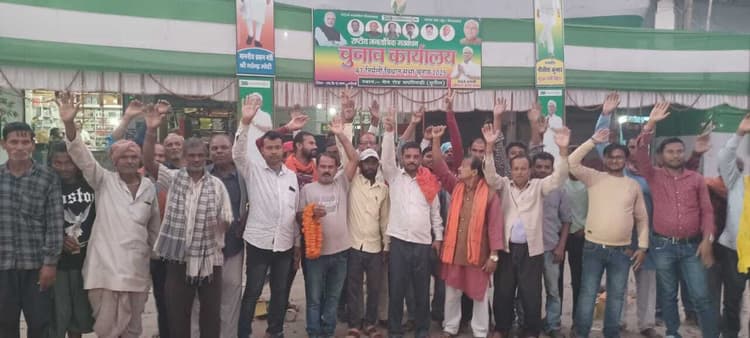 जदयू कार्यकर्ताओं ने मिठाई बांटकर मनाया जीत का जश्न