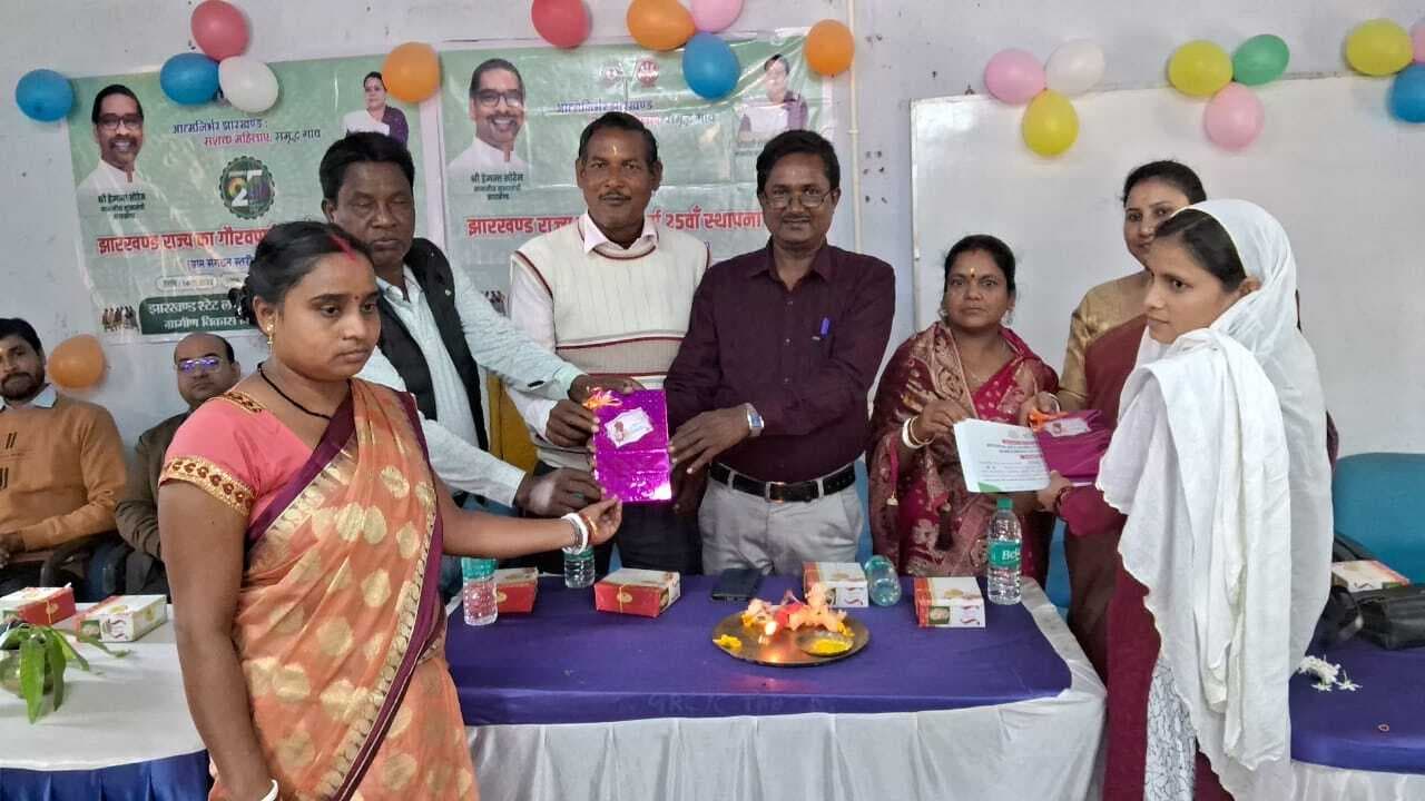 रजत जयंती पर दीदियों को किया गया सम्मानित