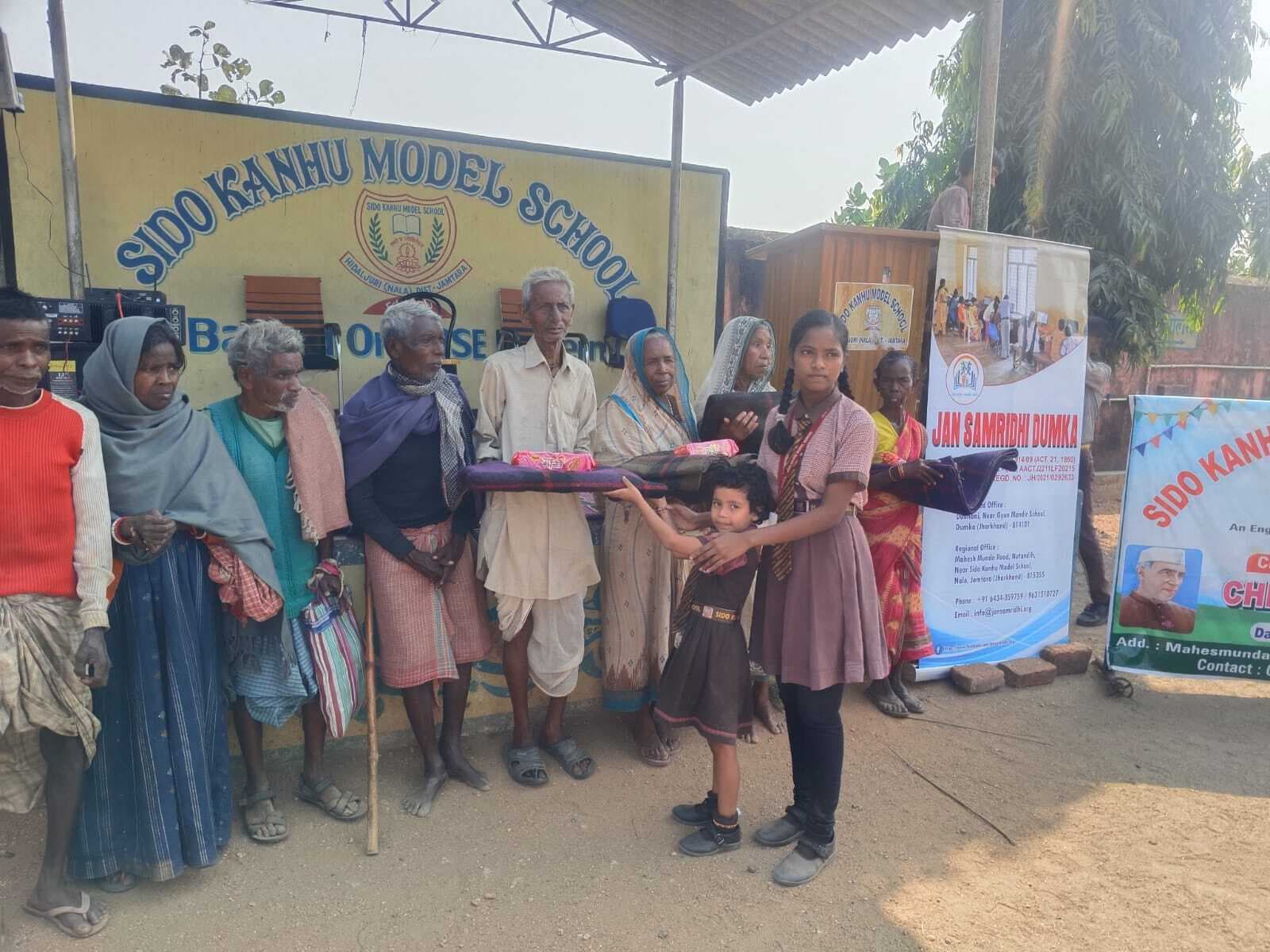 छात्र-छात्राओं ने सड़क सुरक्षा को लेकर किया जागरूक