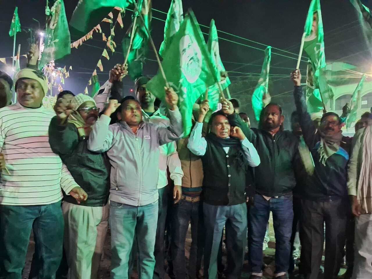 घाटशिला उपचुनाव में जीत पर झामुमो, कांग्रेस ने मनाया जश्न