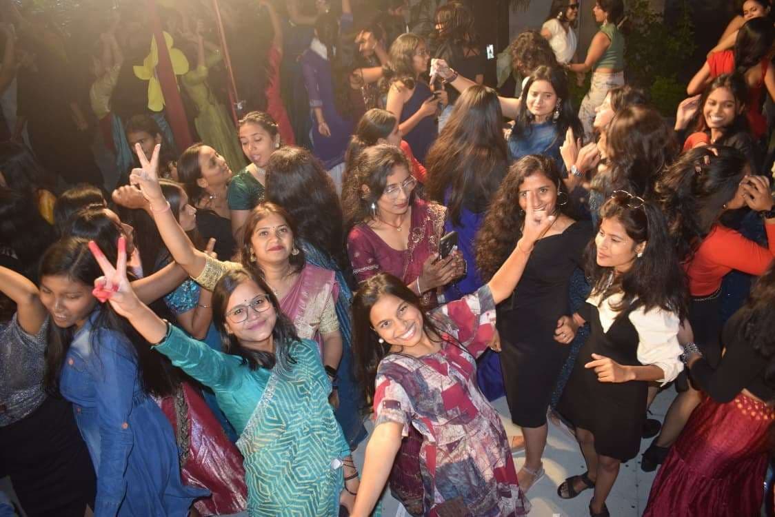 संगीत, नृत्य, नाटक व विभिन्न सांस्कृतिक प्रस्तुतियों से सीयूएसबी की छात्राओं ने मोहा मन